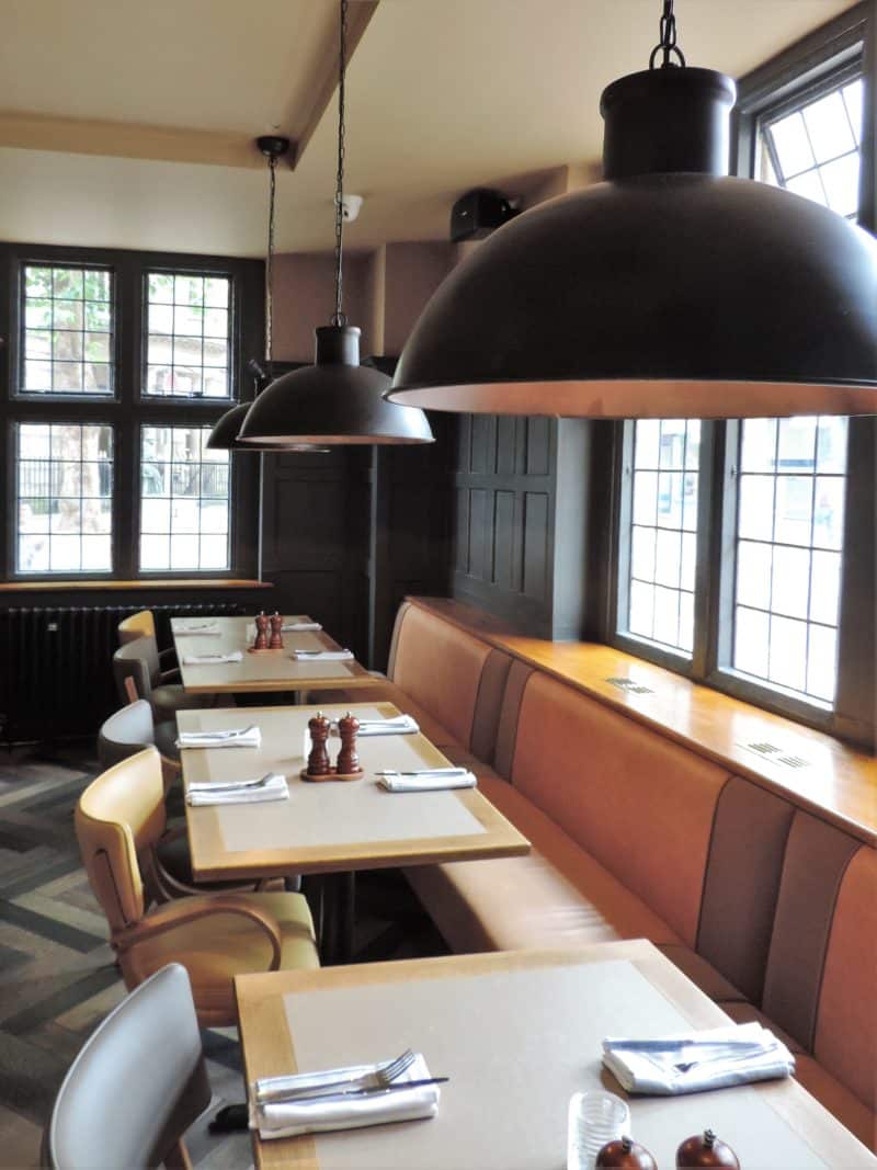 DSCN1642 Knight & Garter Restaurant