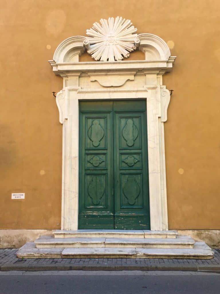 One day in Pisa: Green photogenic large door