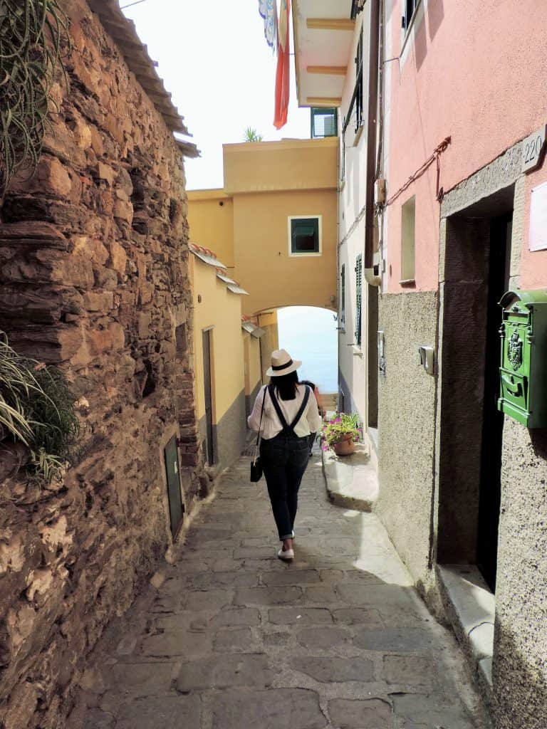 Walking the side lanes of Manarola 