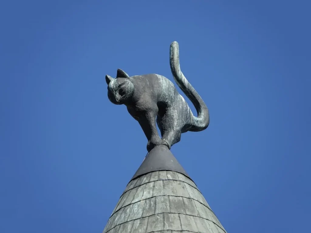3 days in Riga, cat sculptor on Cat House