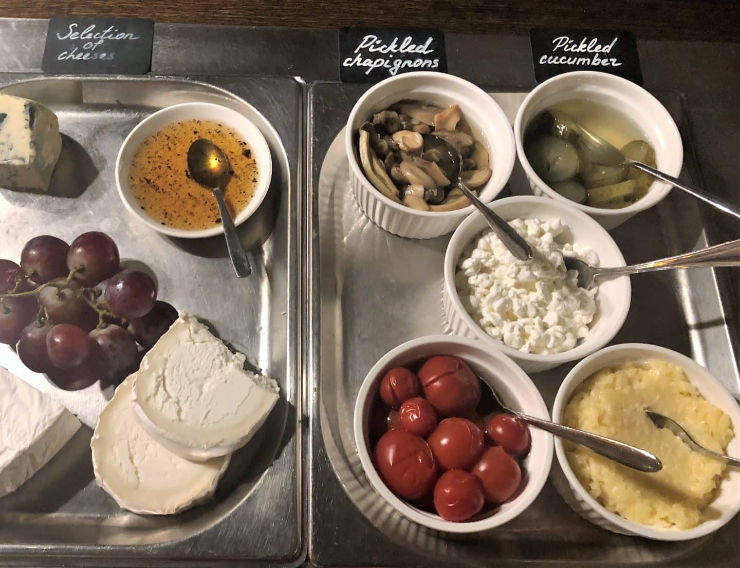 The Schlossle Hotel Tallinn: Olives, sauces and oils top lay at The Stenhus Restaurant.