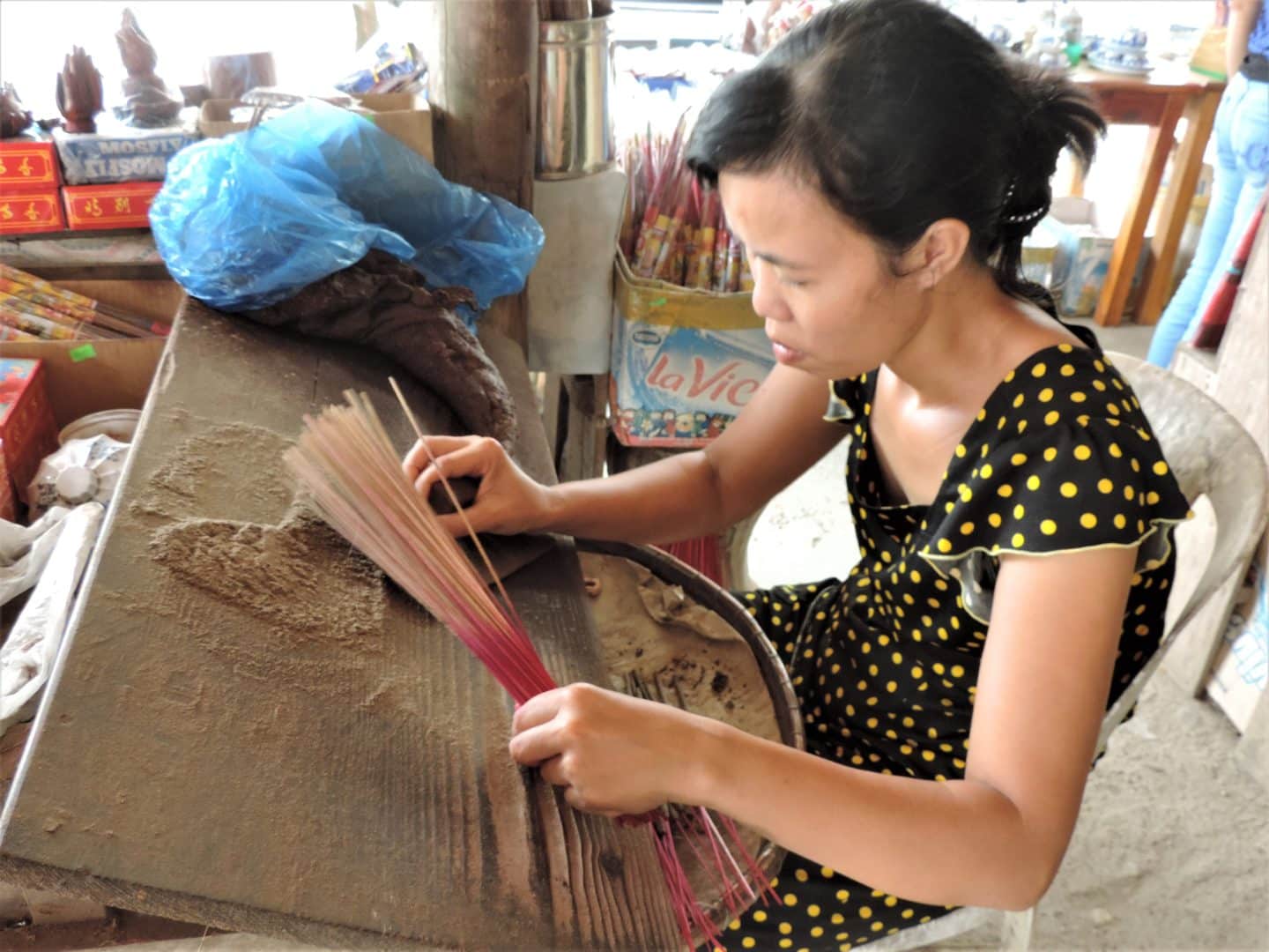 Vietnam in 14 days: Lady making incense sticks in Hue
