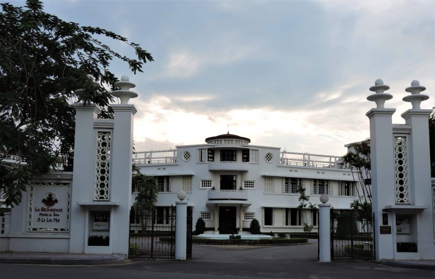 Azarai La Residence Hotel, Hue white exterior