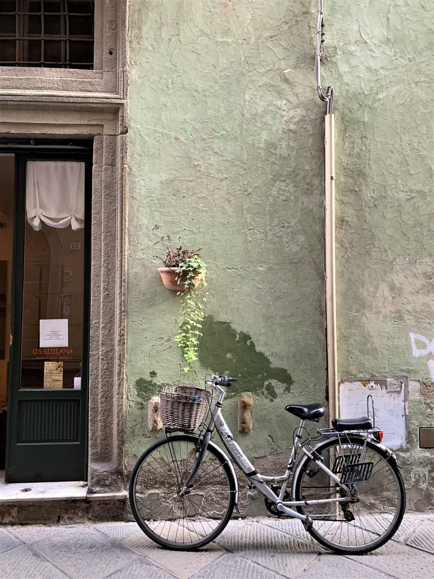 Bicycle against door in Lucca