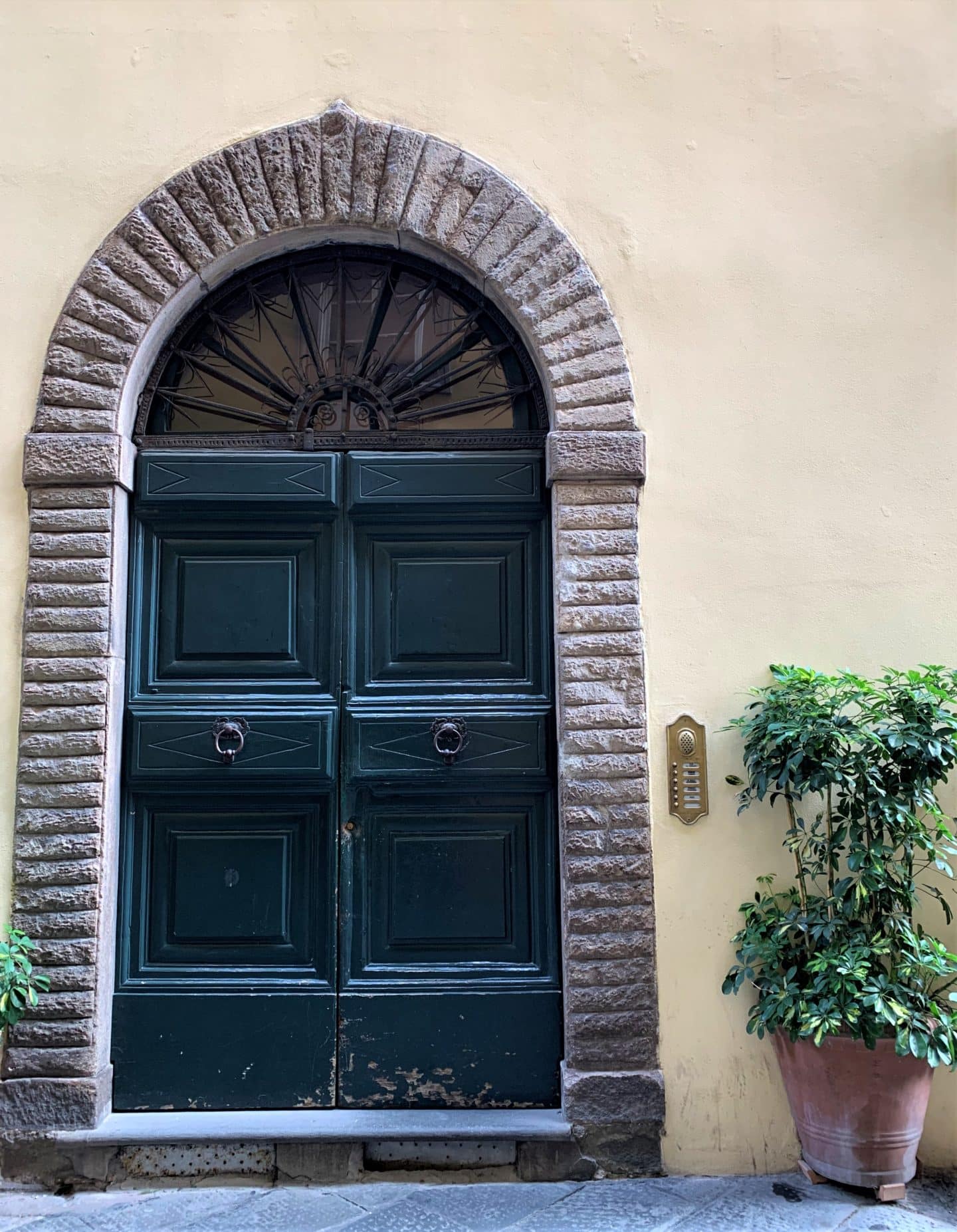 How to Spend a Day in Lucca, Tuscany Green door facade in Lucca