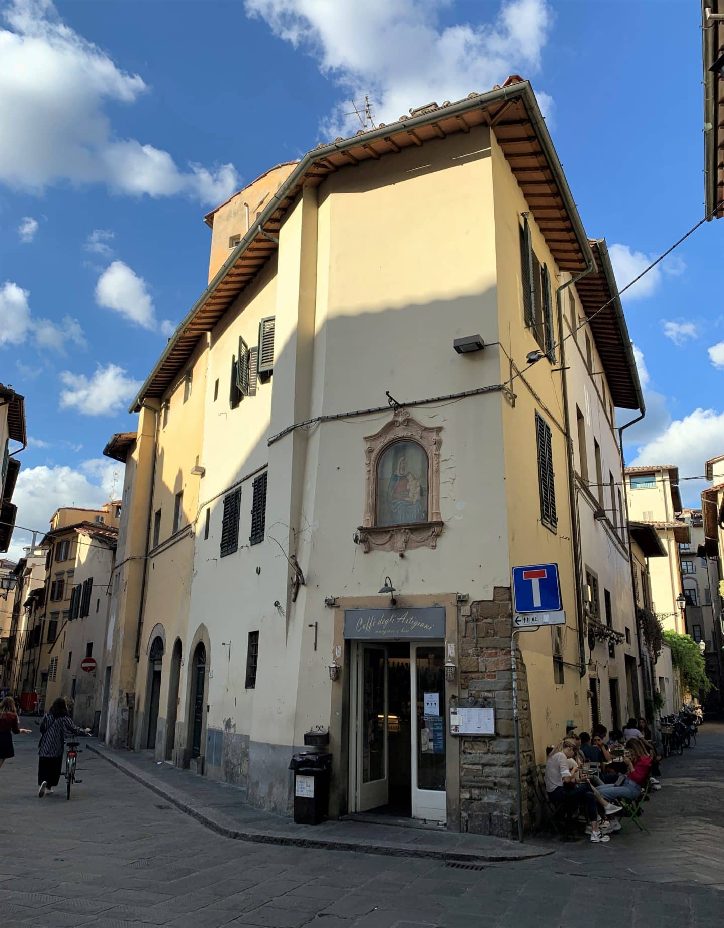 Vegetarian food in Florence. The exterior of Caffè degli Artigiani with cream walls and outdoor seating.