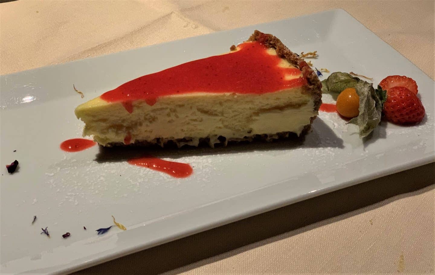 Strawberry cheesecake  with strawberrie on the side at il Parione. Vegetarian Food in Fllorence.