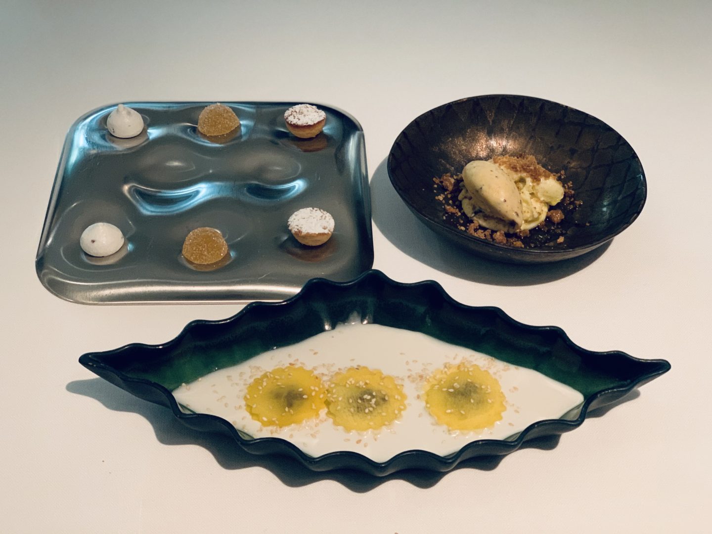 3 plates with small appetisers of raviolo and small bites at Ora D'aria