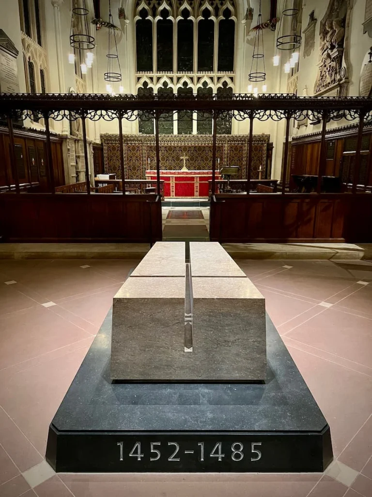 Grey stone tomb on King Richard III in Leicester Cathedral with gothic interiors surrounding the tomb. A must see recommendation in this locals guide to Leicester
