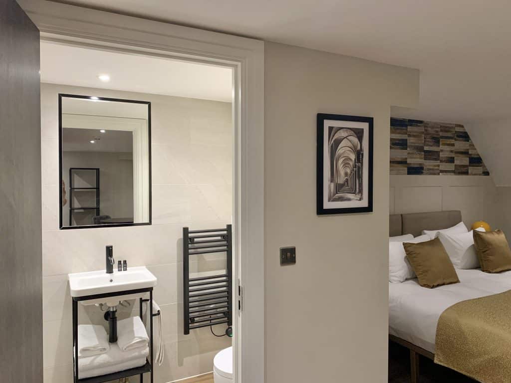 Deluxe Studio Bathroom