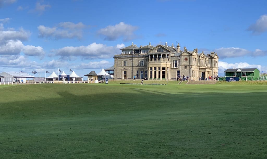 Villages and towns in Fife: St Andrews Old Course ClubHouse with green grass and gold course in frint of the clubhouse