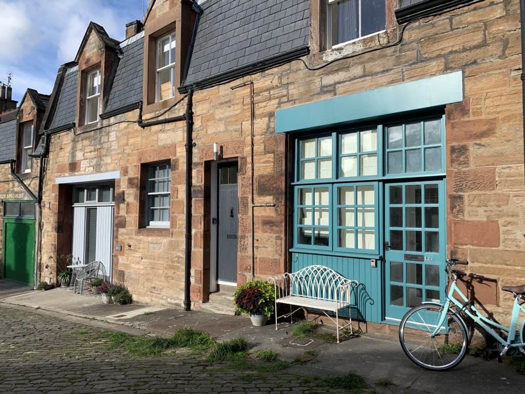 Photo Locations in Edinburgh: Belford Mews with houses and benches on the street