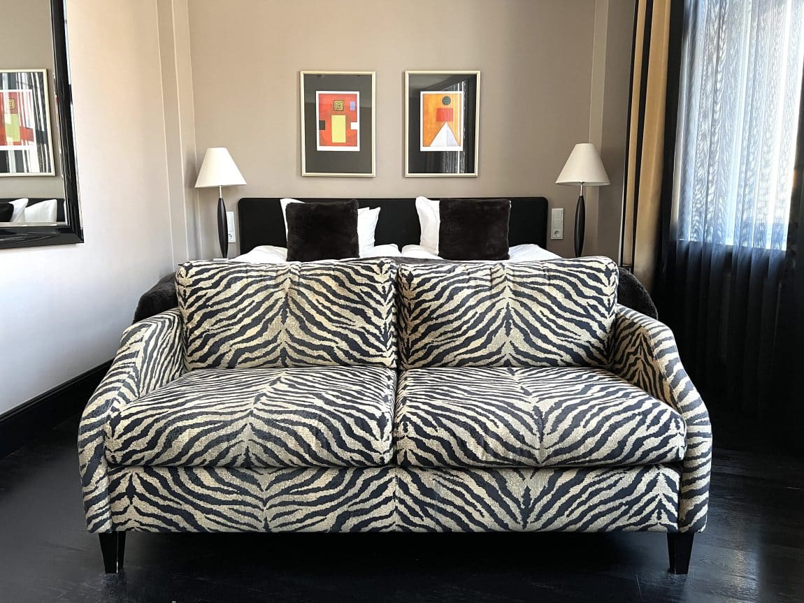 Lux Room, bed with Sofa at Hotel Lilla Roberts