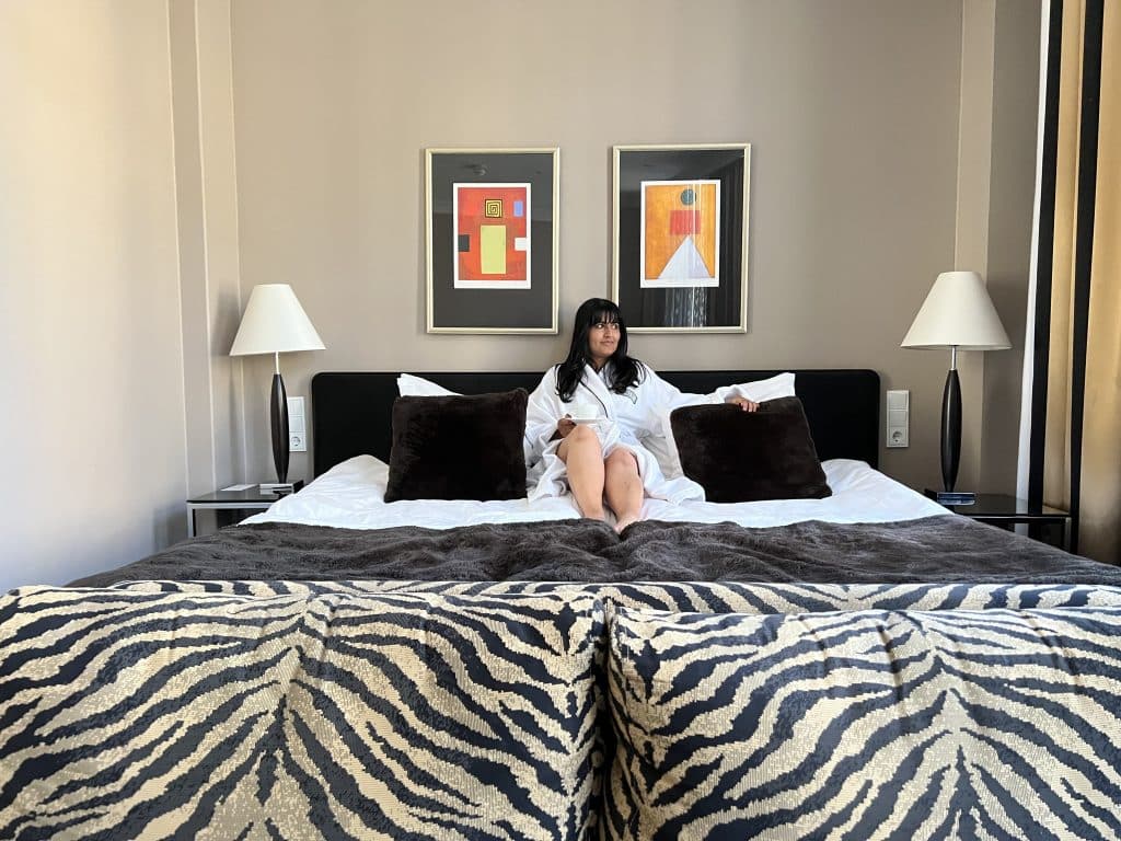 Lux Room Bed and sofa at Hotel Lilla Roberts