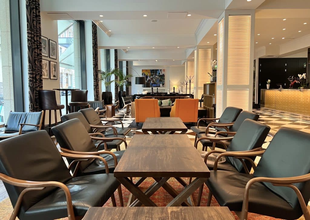 Lobby with seating at Hotel Lilla Roberts,