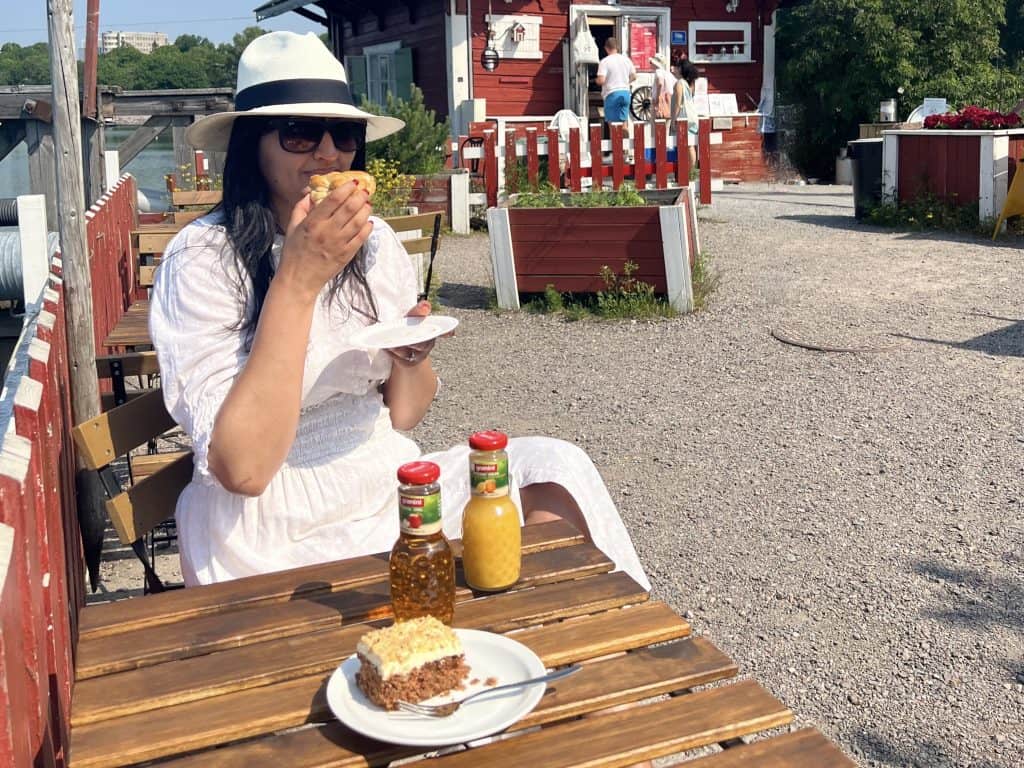 Cafes in Helsinki: Cafe Regatta Outdoor patio with cardomom bun and juice
