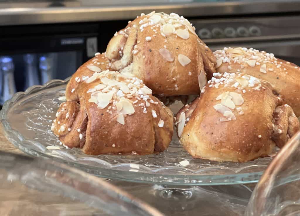 Cafes in Helsinki: Cinnamon buns in Cafe Ihana