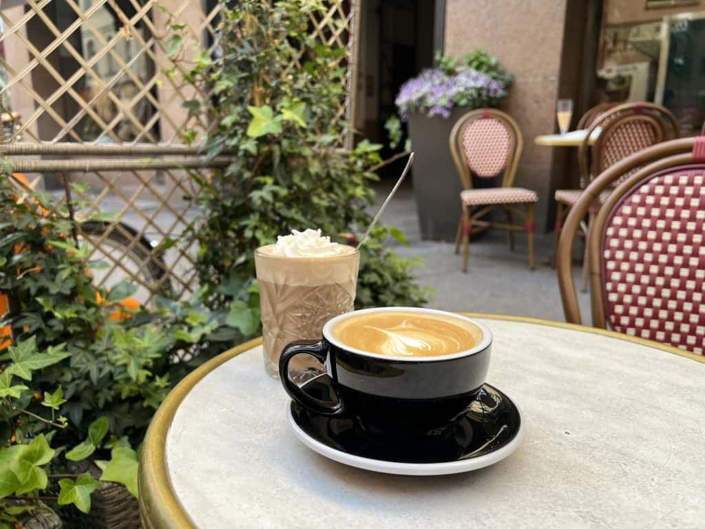 Cafe Succes terrace with cappuccino and mocha