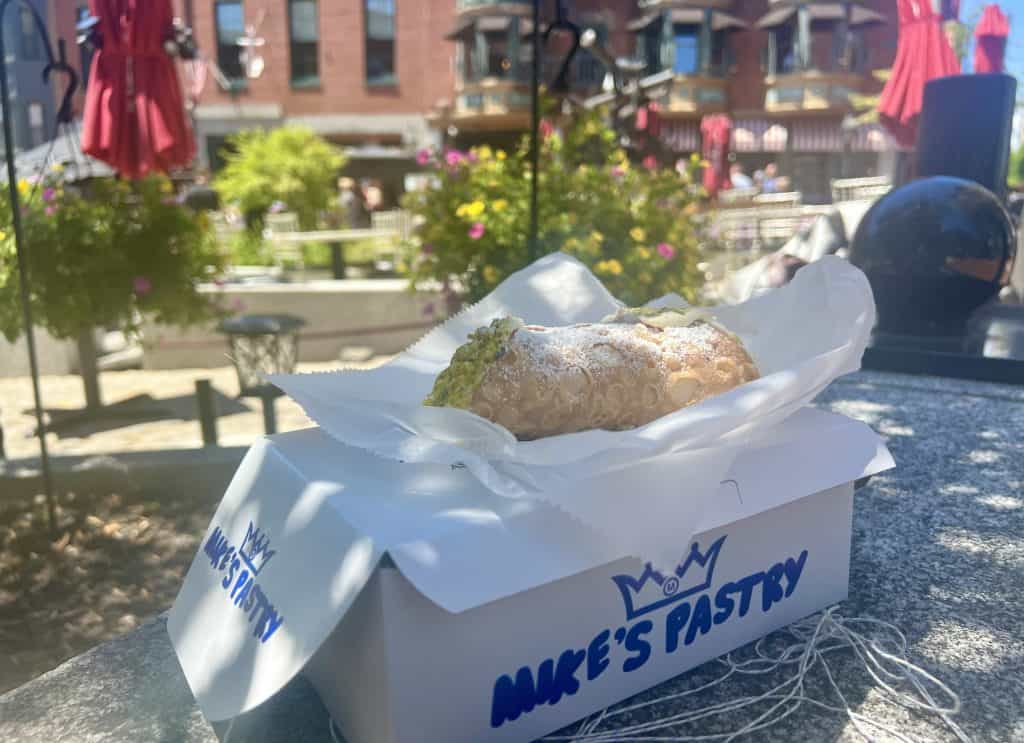 Mike's Pastry pistacchio cannoli