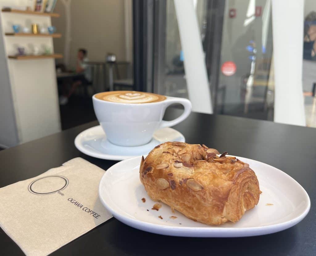 Ongawa Coffee shop: Latte and almond Croissant