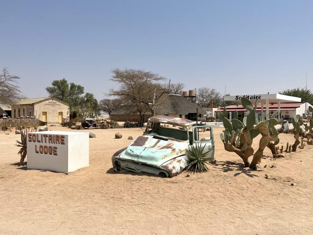 Seff-drive Namibia, Solitaire cars and station