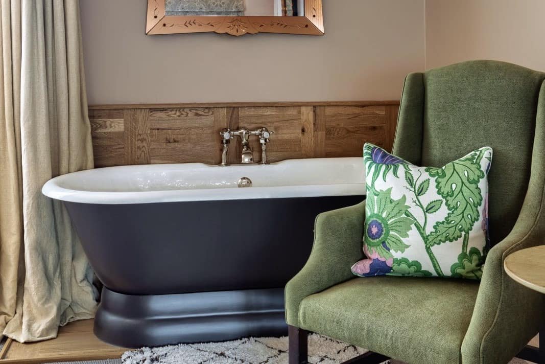 Junior Room Suite Bath and chair