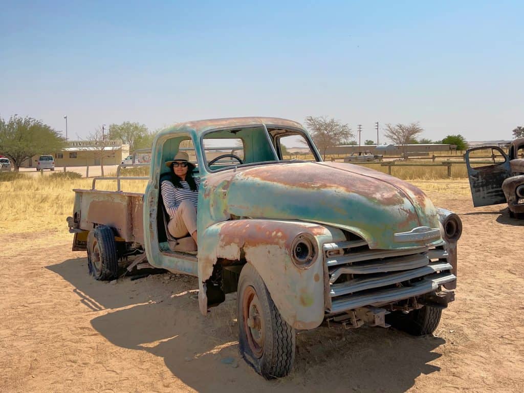 Solitaire Bejal in old car