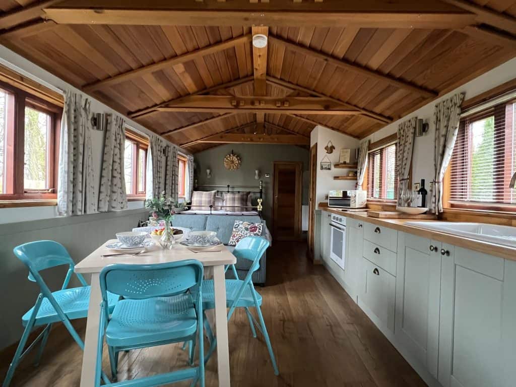 Mallory Meadows Boutique Cabin Stay: View of cabin from front door