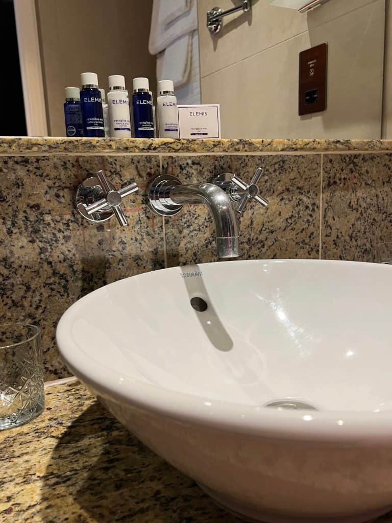 Sustainable Jersey: washbasin and Elemis products