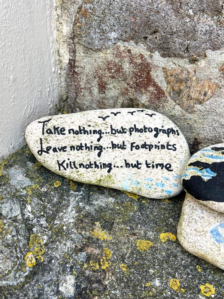 Ecrehouse island candid sign