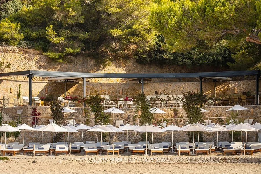 Balneario Illetas beach club in Mallorca wit sunbeds and outdoor seating