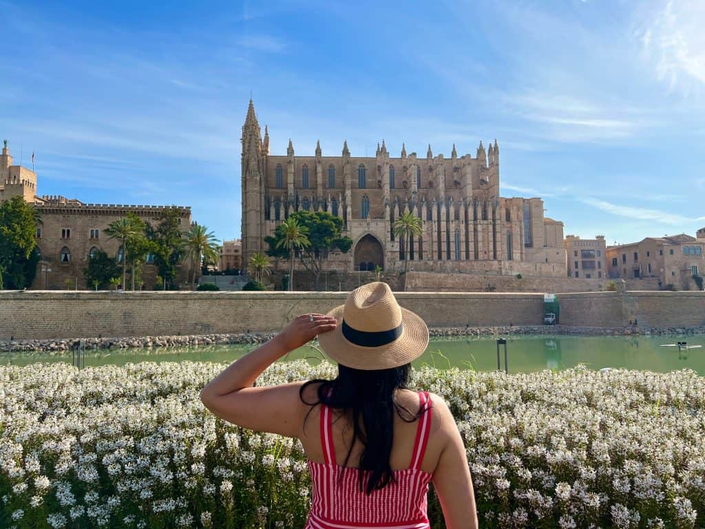 Bejal in front of Parc de la Mar looking at Palma de Mallorca Cathedral when spending one day in Palam de Mallorca