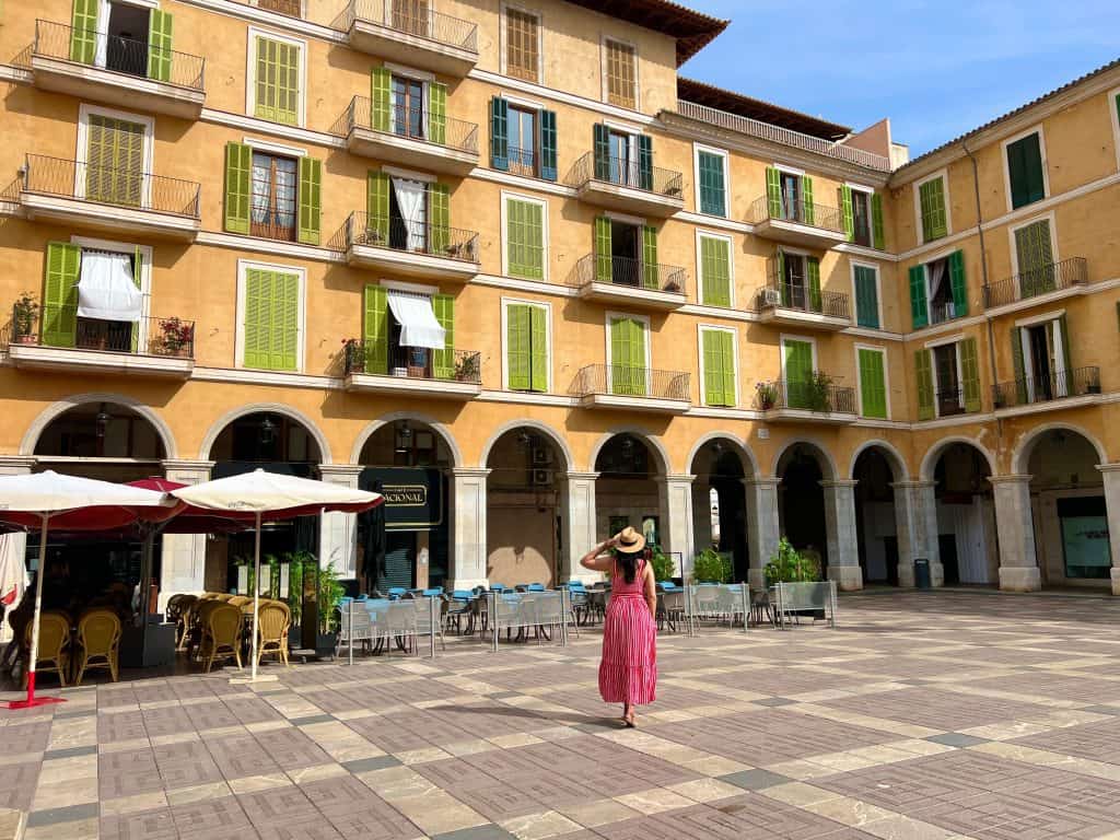Bejal standing in Plaça Major balconies