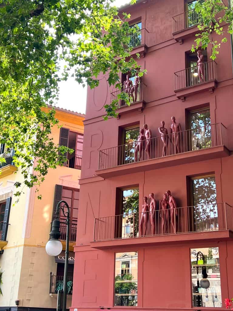 Red Mannequins on a balcony on Paseo del Born red statues