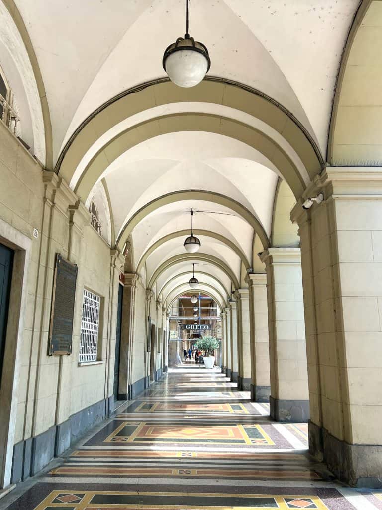 One day in La Spezia: Loggia arches in the city centre