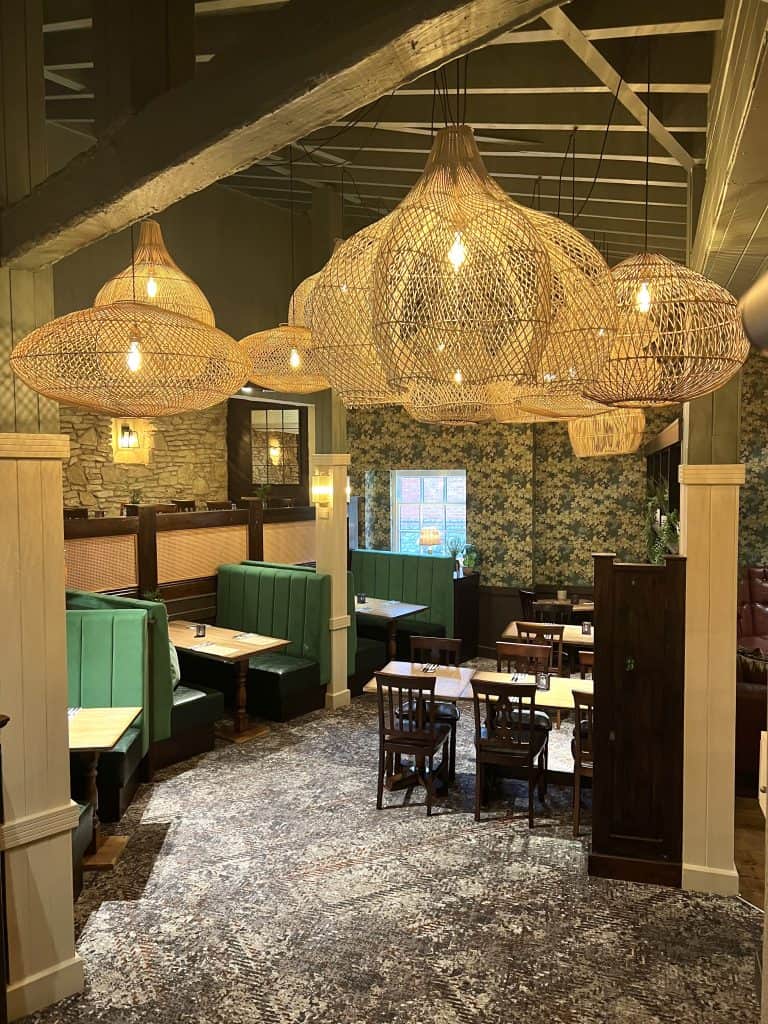 Brunch at The Forge Inn: Restaurant decor