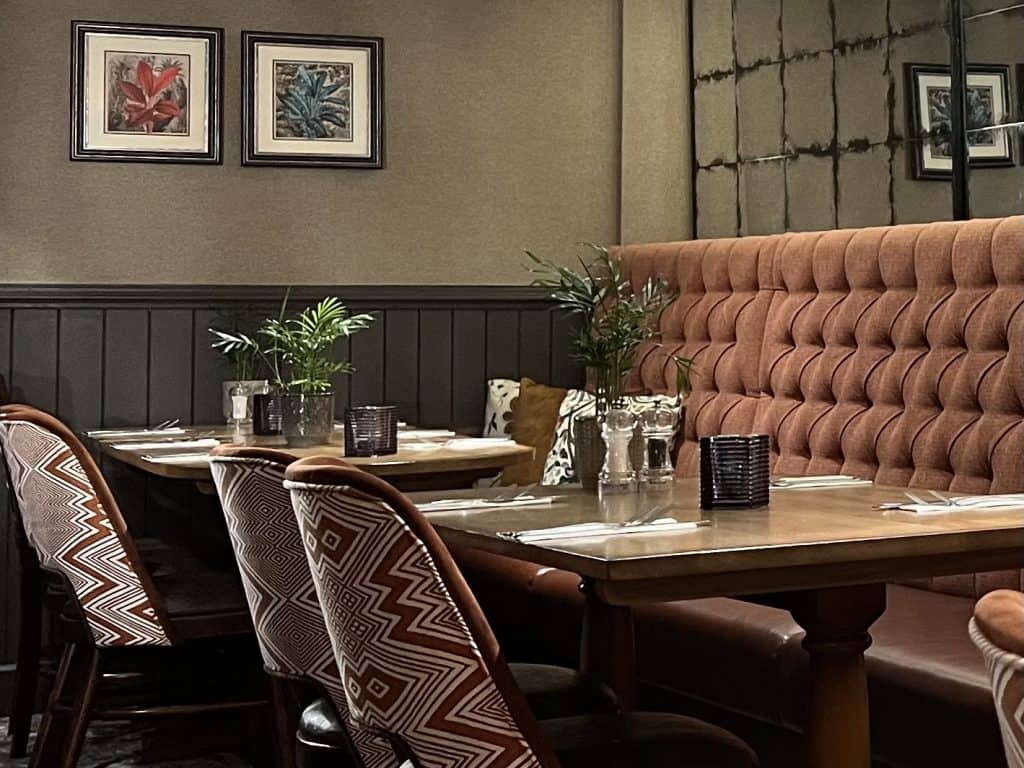 Brunch at The Forge Inn: Restaurant decor button back seat