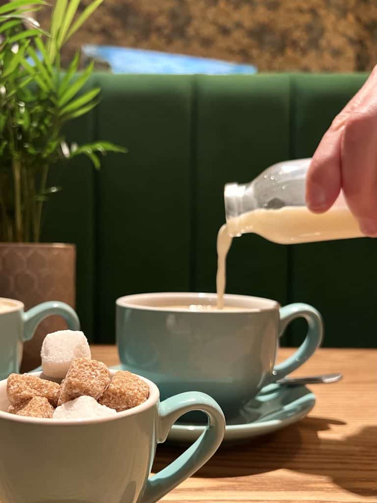 Brunch at The Forge Inn: Pouring milk into Americano