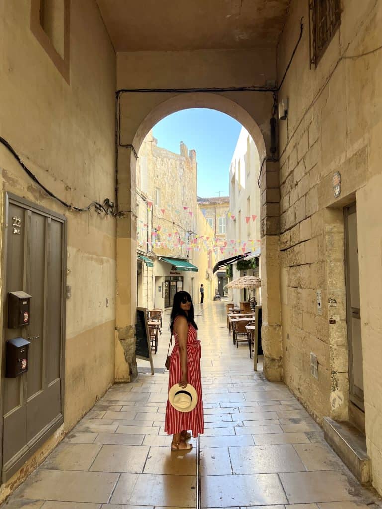 Bejal in alleyways lined with cafes of Avignon