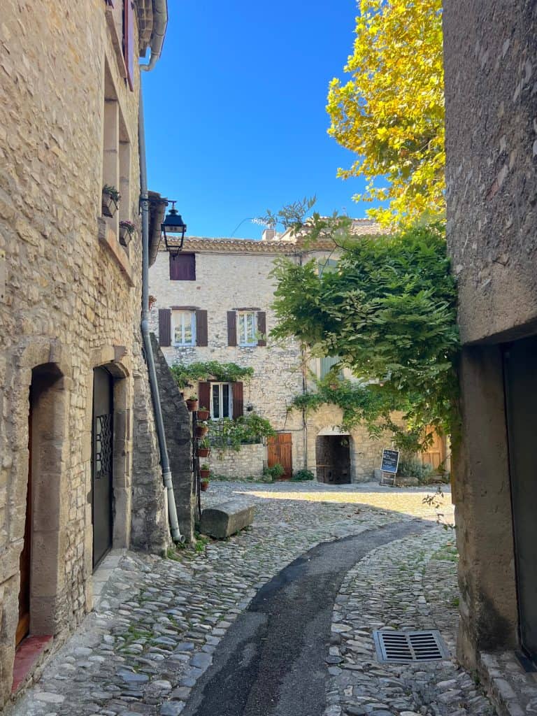Driving itinerary through Provence:Side village roads in Provence
