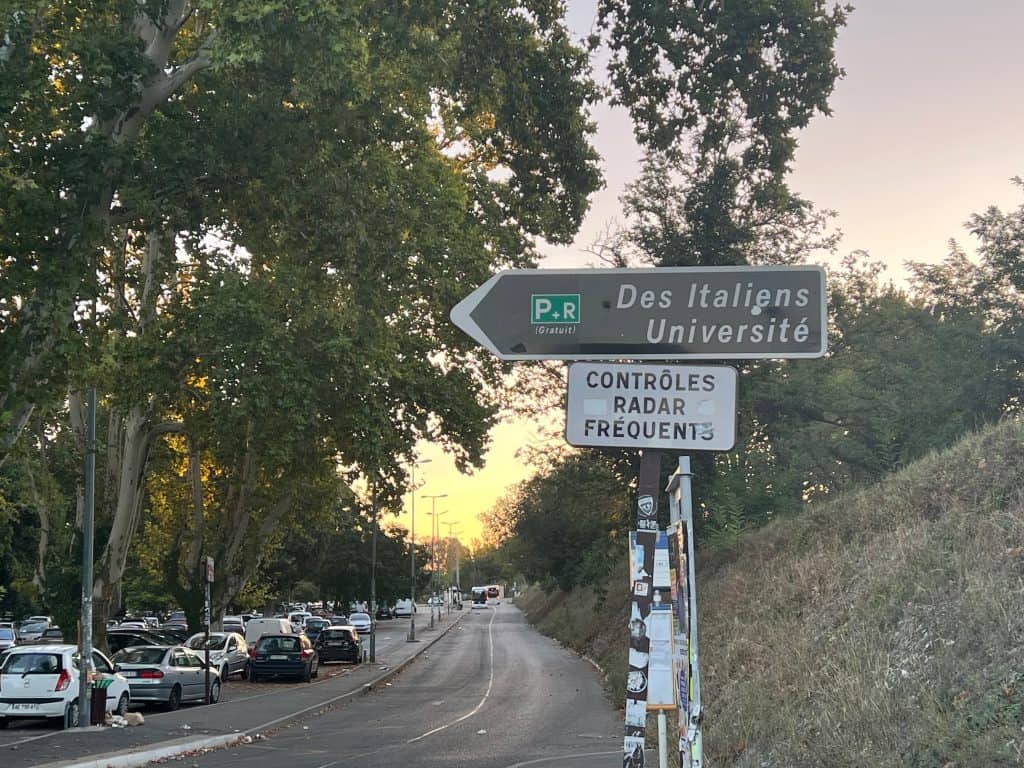 Driving itinerary through Provence:Des Italiens Parking sign