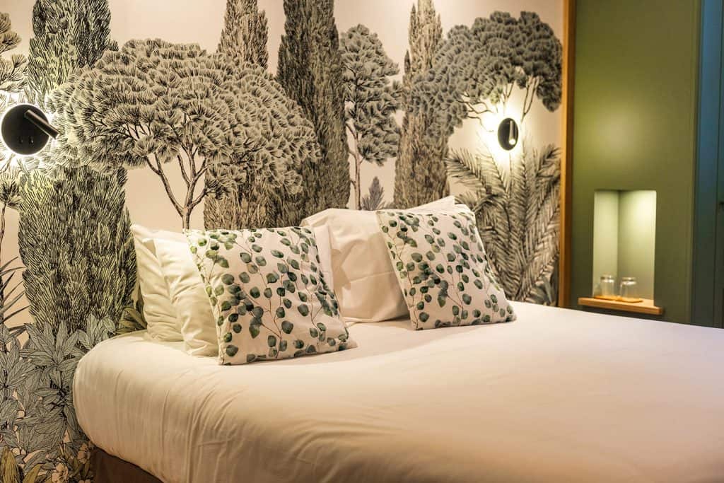 Historic Places to Stay in Avignon: Hotel Garlande TripleRoom bed and wallpaper