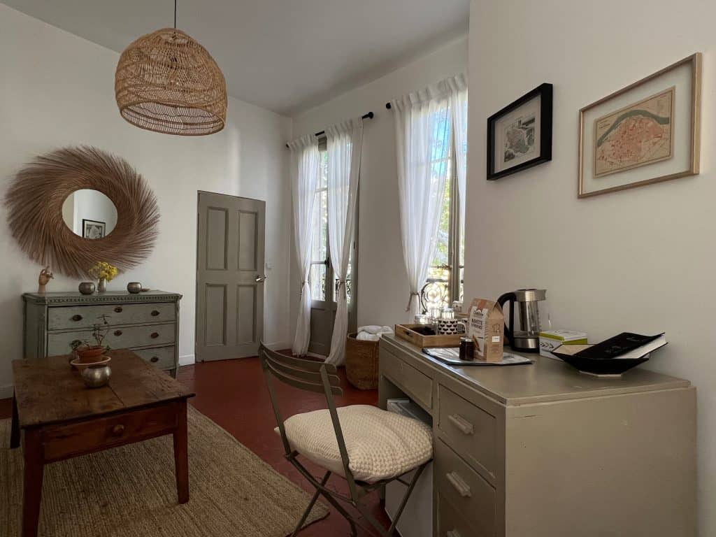 Historic Places to Stay in Avignon: Lounge area in Le Lieu