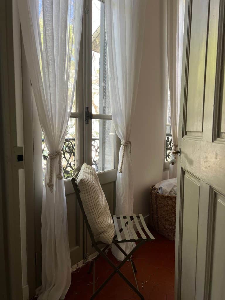 Historic Places to Stay in Avignon: Windows and voile details at Le Lieu