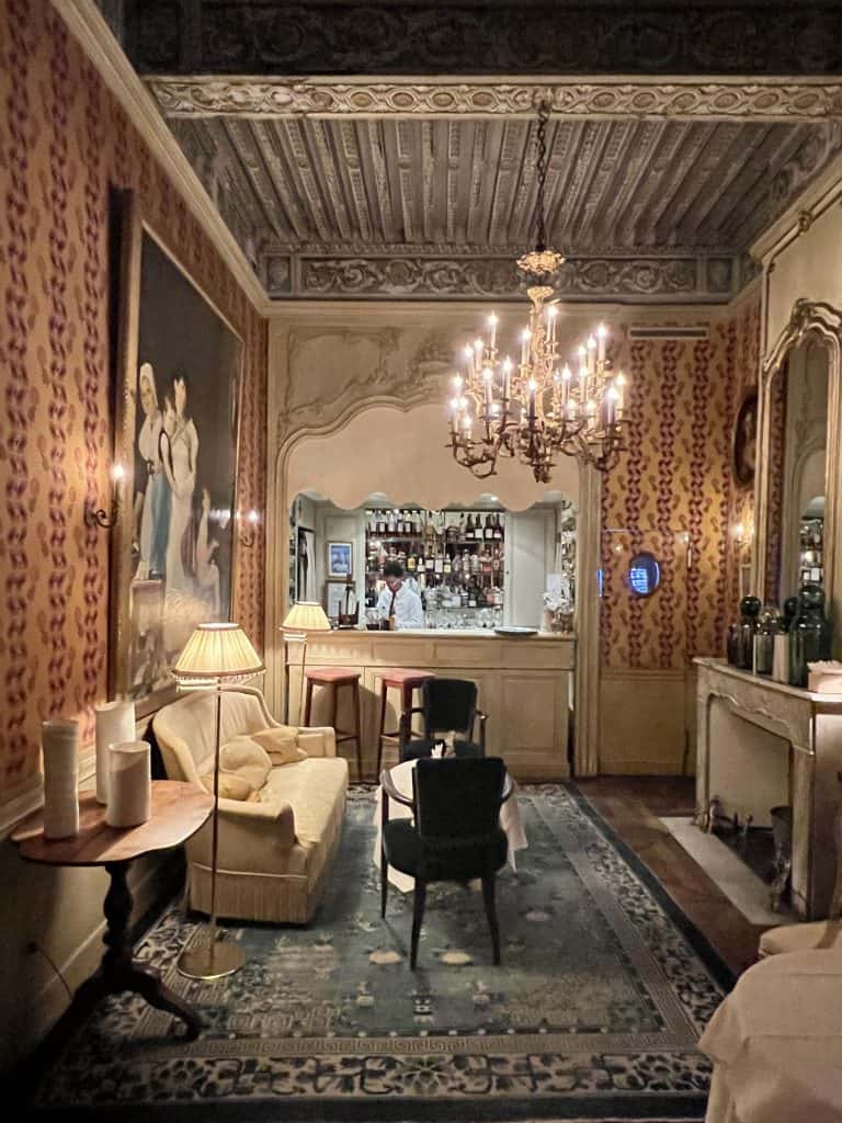 Historic Places to Stay in Avignon: La Mirande Bar area