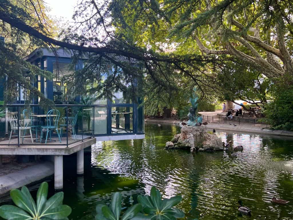 vegetarian-friendly food in Avignon: Rocher des Doms cafe exterior in garden