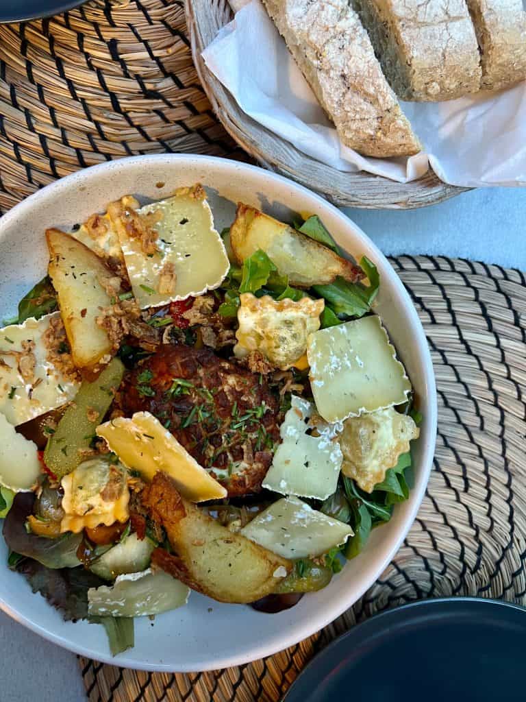vegetarian-friendly food in Avignon: Mamma Corsica salad starter