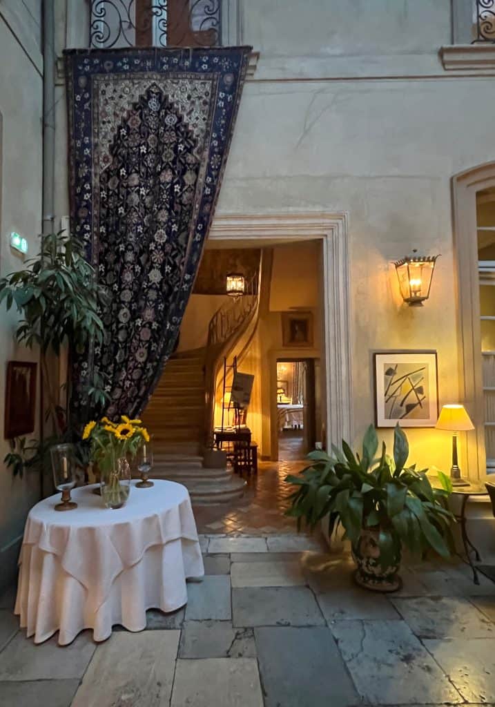 Vegetarian-friendly Michelin starred dining at La Mirande: salon lounge area