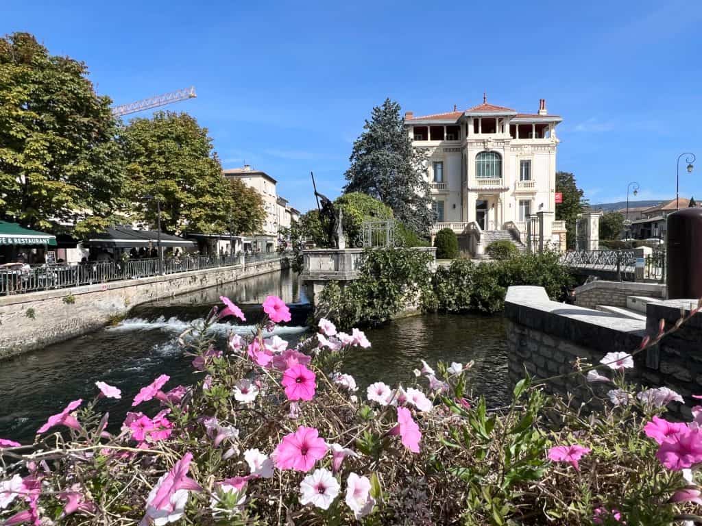 Cities and towns to visit in Provence: L'isle-Sur-La-Sorgue river and flowers