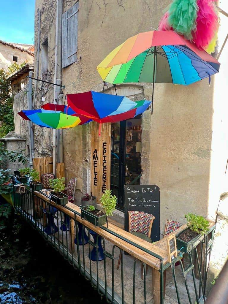 Cities and towns to visit in Provence: L'isle-Sur-La-Sorgue canal-side cafes